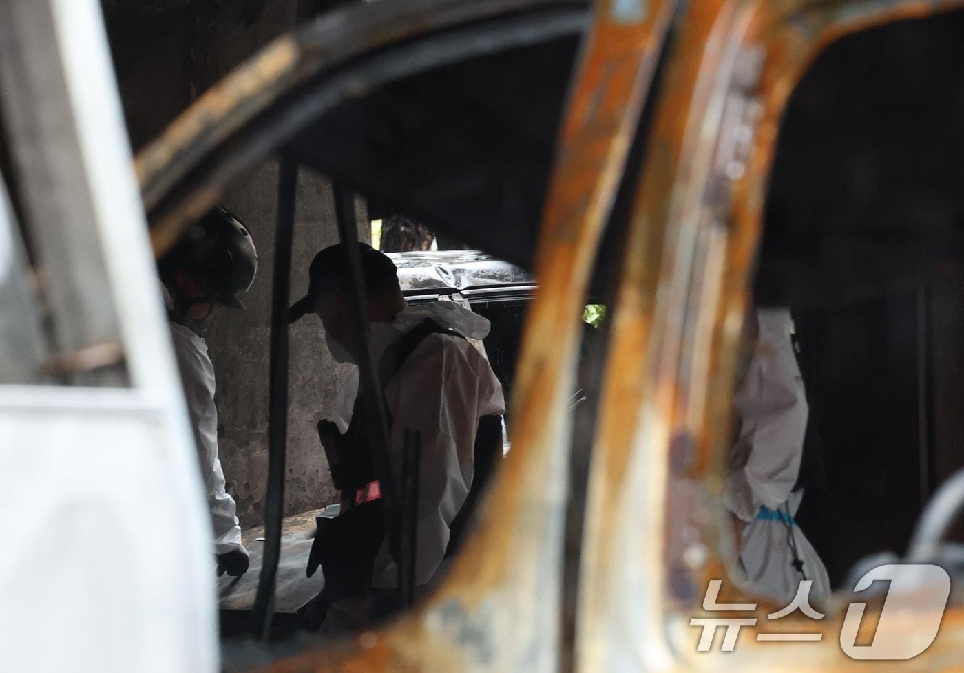 18일 오전 경기 광명시 소하동의 한 아파트 주차장에서 발생한 화재 현장에서 소방관들이 현장을 살펴보고 있다. 2025.7.18/뉴스1 ⓒ News1 김영운 기자