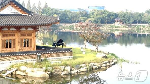 본문 이미지 - 전주시의 매력을 담은 영상 &#39;전주랩소디&#39;가 최근 아시아태평양 지역 최고의 관광홍보 영상으로 선정됐다. 사진은 영상 속에 담긴 덕진공원 장면.&#40;전주시 제공, 재판매 및 DB 금지&#41;/뉴스1