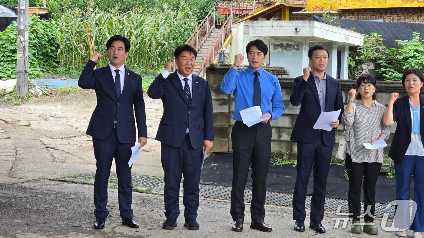 지난 17일 오후 경기 고양시 산황산 입구에서 고양지역 (왼쪽부터)김성회, 이기헌, 한준호 국회의원이 골프장 증설 실시계획 인가에 반대하는 내용의 성명서를 발표했다. /박대준 기자