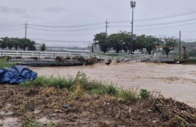본문 이미지 -   17일 세종시 소정면 광암교가 전날부터 내린 집중호우로 교각 일부가 내려앉으며 다리 상판이 파손되어 있다. (세종시 제공. 재판매 및 DB금지) 2025.7.17/뉴스1