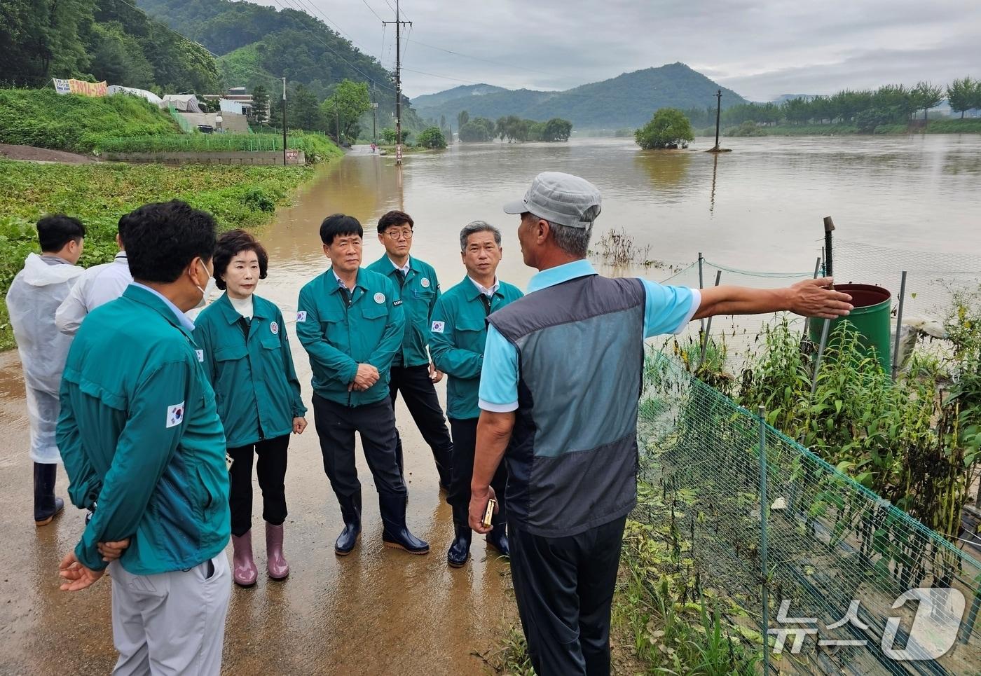 충북 진천군의회는 18일 집중호우에 따른 수해 현장을 긴급 방문해 피해 상황을 점검했다.(진천군의회 제공)/뉴스1