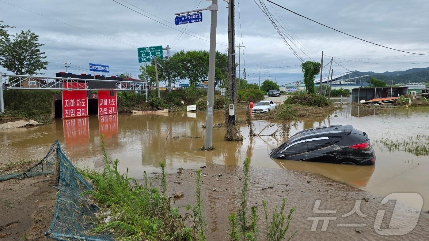 18일 충남 아산시 염치읍 곡교리 고불교 일대가 지난 폭우로 침수 피해가 발생했다. 지난 폭우로 미쳐 빠져 나가지 못한 차량이 물위에 떠 있다. 2025.7.18/뉴스1 ⓒ News1 이시우 기자