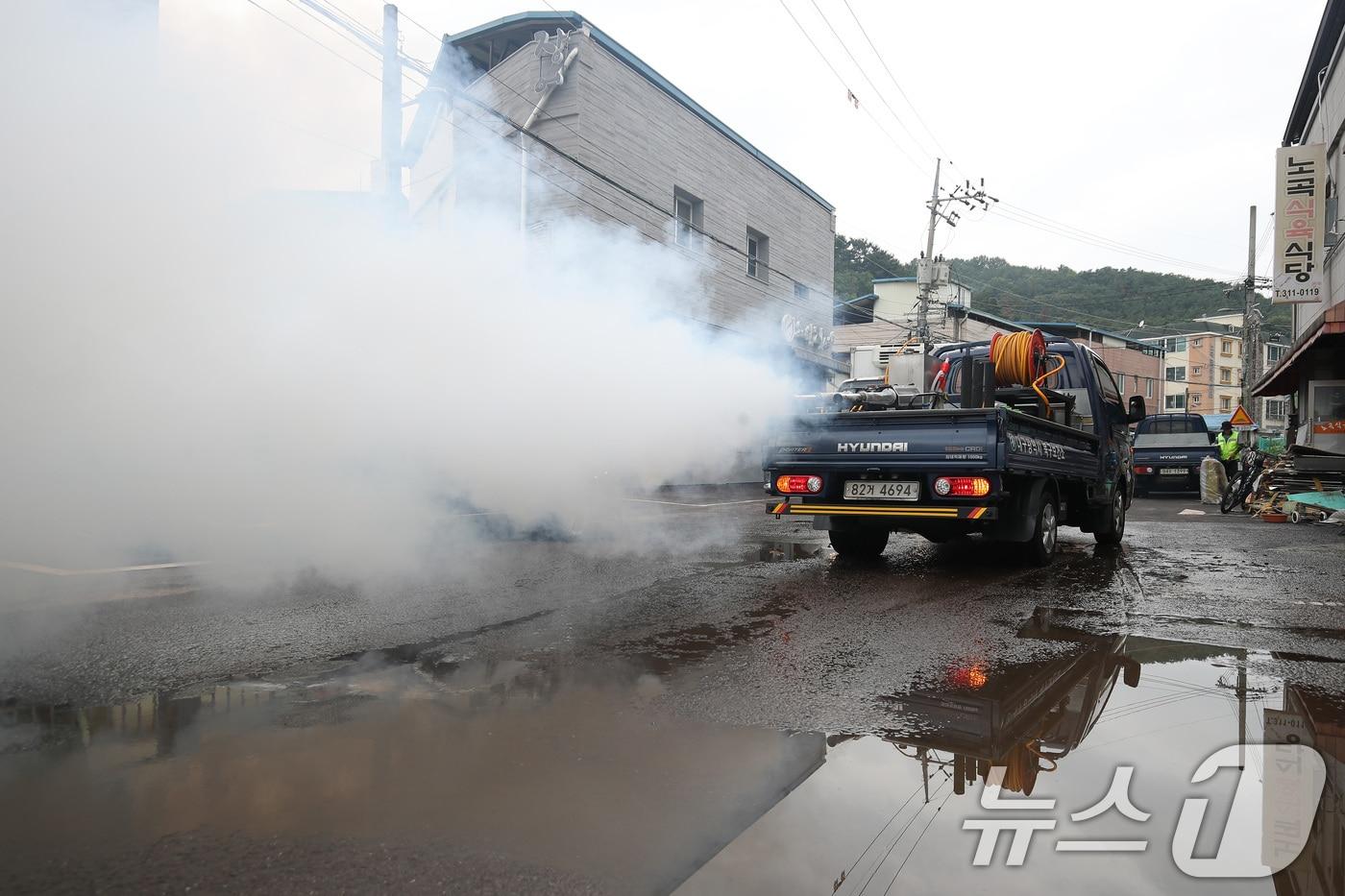18일 오전 대구 북구 노곡동에서 북구보건소 소독차가 전날 침수됐던 동네 곳곳을 다니며 방역작업을 하고 있다. 2025.7.18/뉴스1 ⓒ News1 공정식 기자