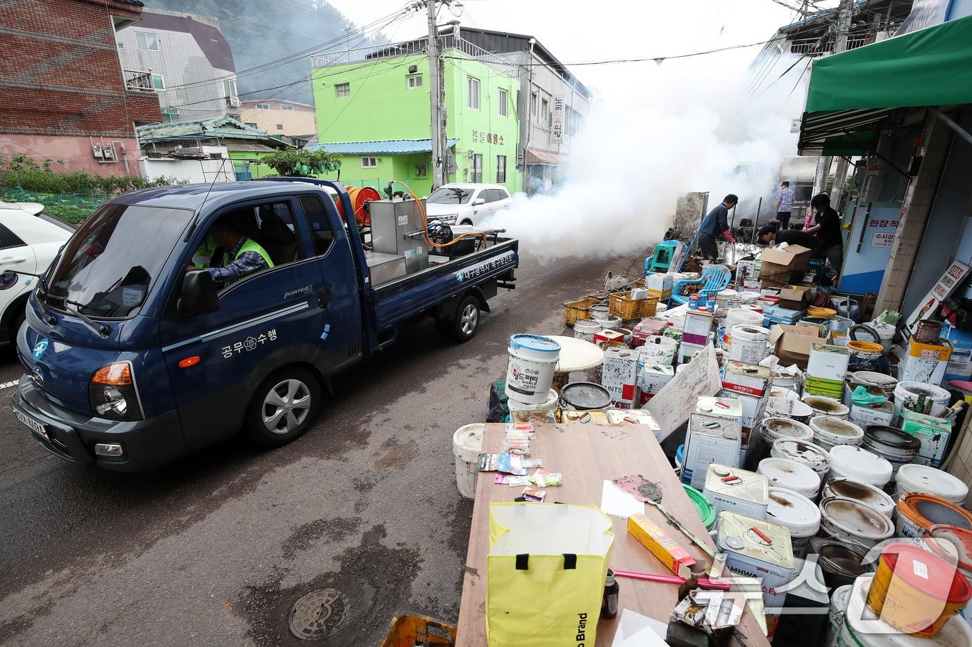 18일 오전 대구 북구 노곡동에서 북구보건소 소독차가 전날 침수됐던 동네 곳곳을 다니며 방역작업을 하고 있다. &#40;사진은 기사 내용과 무관함&#41; 2025.7.18/뉴스1 ⓒ News1 공정식 기자