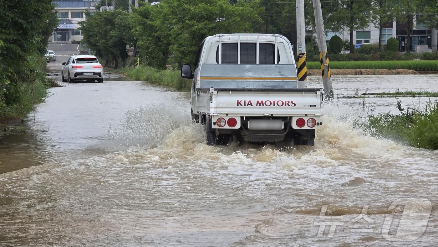 지난 7월 충남 아산시 염치읍 행정복지센터 일대가 폭우로 물에 잠긴 모습. (뉴스1 DB) 2025.7.18/뉴스1 ⓒ News1 이시우 기자