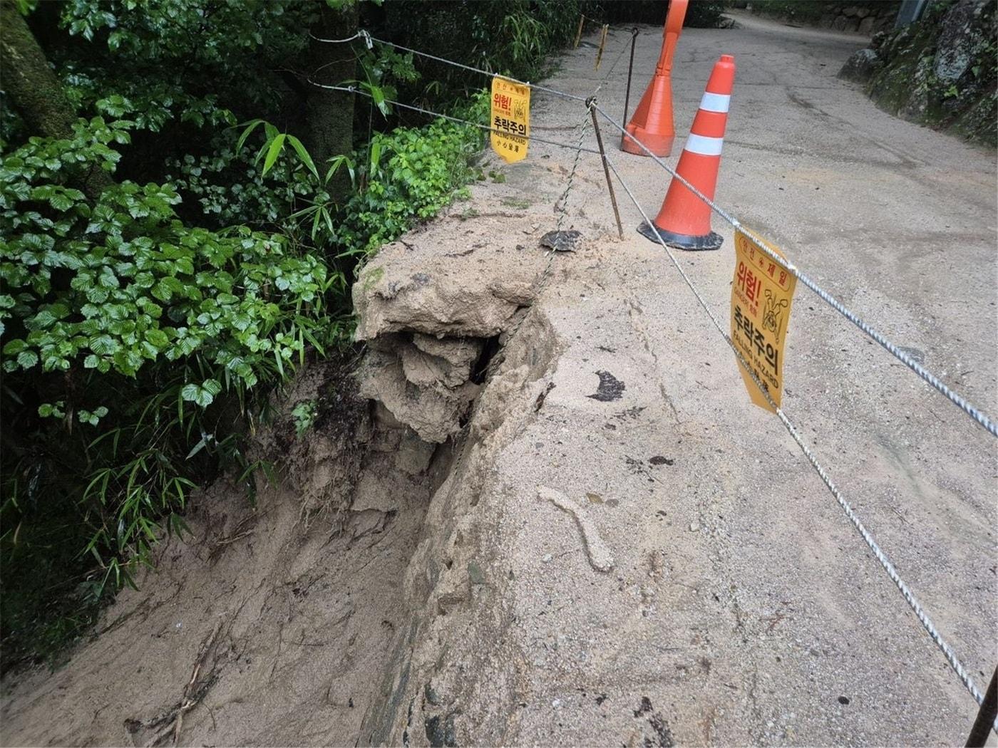 본문 이미지 - 난 16일부터 내리고 있는 ‘극한호우’로 국보 ‘경주 석굴암’ 진입로 사면 일부가 유실돼 경고문과 안전선이 설치돼 있다.&#40;제공=국가유산청&#41;