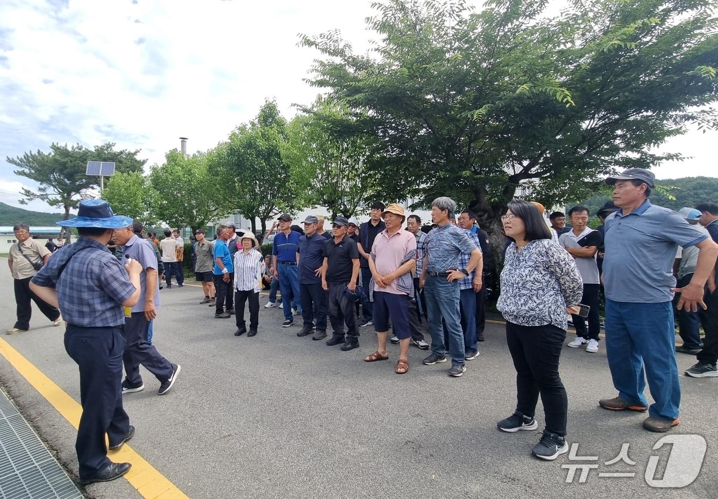 충북 괴산군 18일 지역 과수 농가 120명과 함께 경북 군위군 일대로 선진지 견학을 다녀왔다.(괴산군 제공)/뉴스1