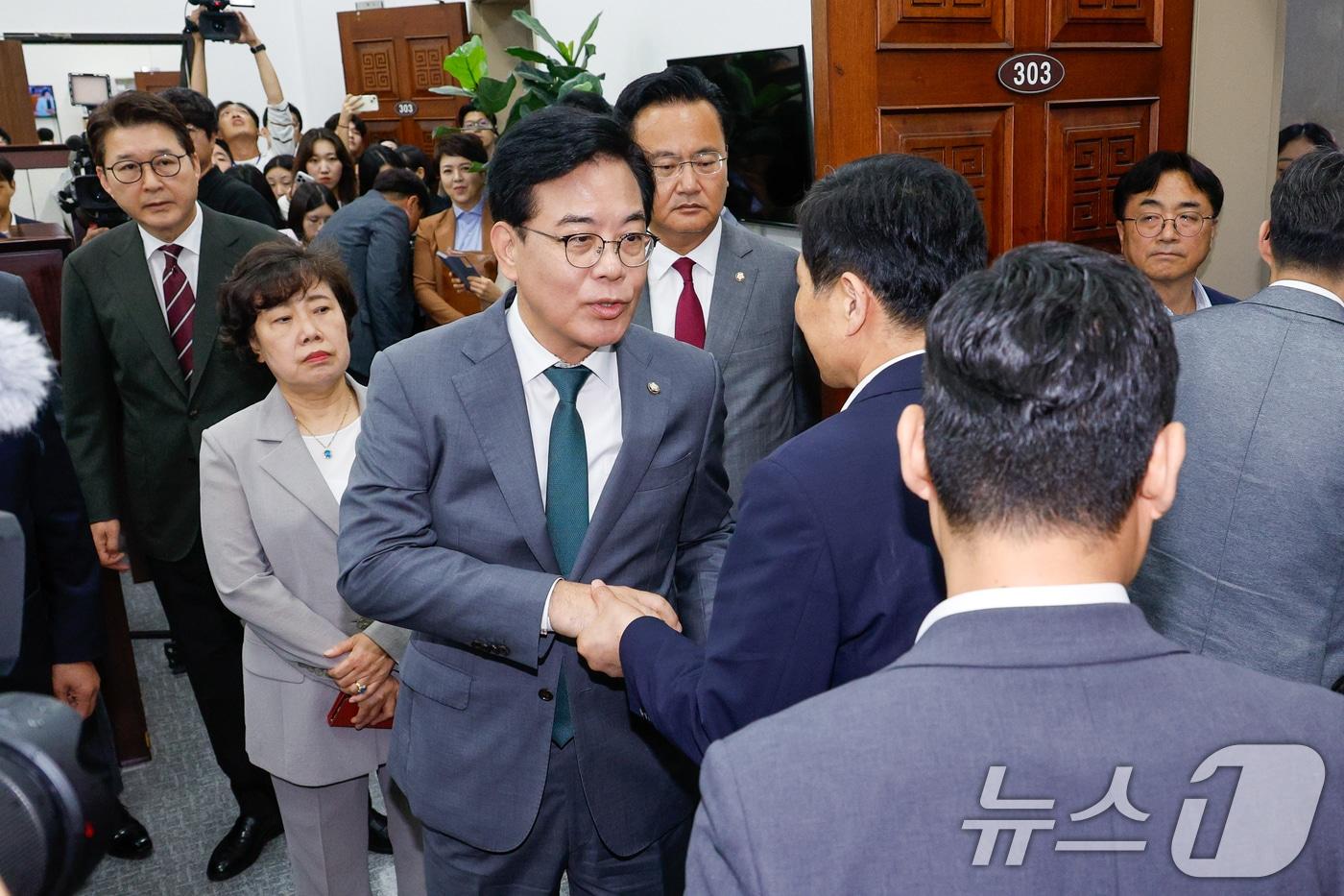 송언석 국민의힘 비상대책위원장 겸 원내대표와 법제사법위원회 소속 위원들이 18일 오전 권성동 의원실 등 특검 압수수색 영장남발 협조 관련 서울 여의도 국회 국회의장실을 항의 방문, 김민기 사무총장과 대화하고 있다. 2025.7.18/뉴스1 ⓒ News1 안은나 기자