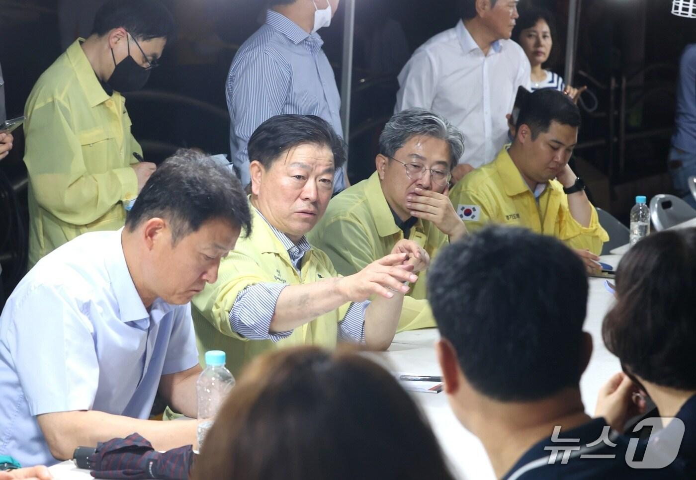 박승원 광명시장&#40;가운데 왼쪽 두 번째&#41;이 17일 저녁 소하동 아파트 화재 현장을 찾아 현장 상황판단회의를 열고 지시하고 있다.&#40;광명시 제공&#41;