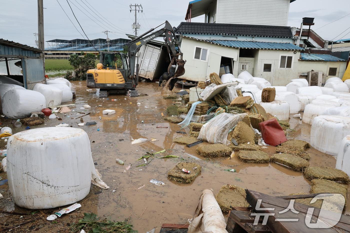 18일 오전 충남 예산군 고덕면 용리에서 주민들이 수해복구를 하고 있다. 2025.7.18/뉴스1 ⓒ News1 김기태 기자