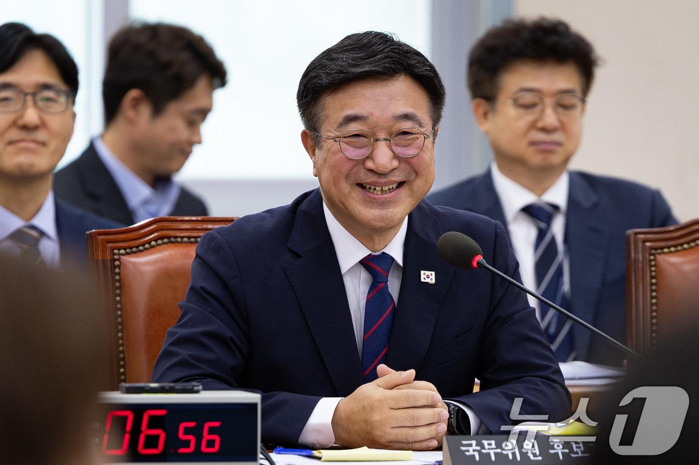 윤호중 행정안전부 장관 후보자가 18일 서울 여의도 국회 행정안전위원회에서 열린 인사청문회에서 박덕흠 국민의힘 의원의 질의에 앞서 지역구 특산물 발언에 미소를 짓고 있다. 2025.7.18/뉴스1 ⓒ News1 유승관 기자