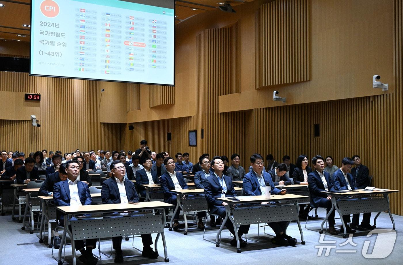 오세훈 서울시장이 18일 열린 &#39;2025년 고위공직자 대상 청렴교육&#39;을 청취하고 있다.&#40;서울시 제공&#41;