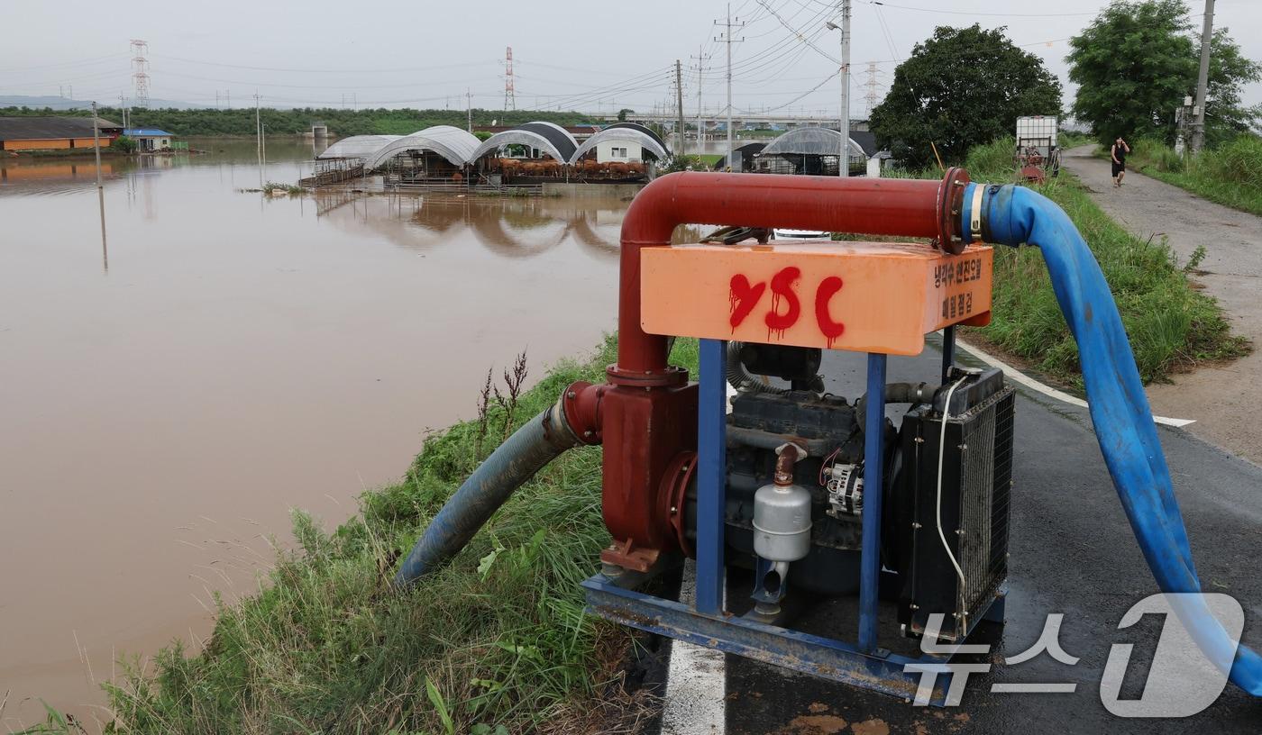 충남 예산군 고덕면 용리에서 배수펌프로 물을 빼고 있다. 2025.7.18/뉴스1 ⓒ News1 김기태 기자
