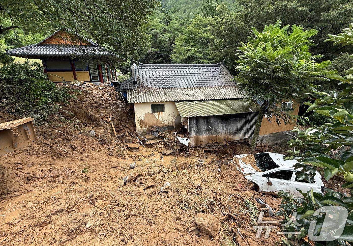 18일 경북 청도군 청도읍 구미리 주택 옆에 차량 1대가 전날 집중호우 때 쏟아진 토사에 파묻혀 있다. (독자 제공. 재판매 및 DB금지) 2025.7.18/뉴스1 ⓒ News1 공정식 기자