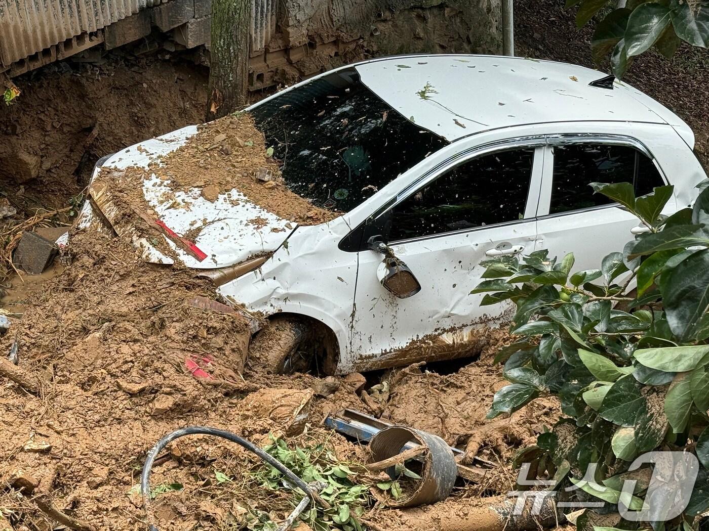 본문 이미지 - 18일 경북 청도군 청도읍 구미리 주택 옆에 차량 1대가 전날 집중호우 때 쏟아진 토사에 파묻혀 있다. &#40;독자 제공. 재판매 및 DB금지&#41; 2025.7.18/뉴스1 ⓒ News1 공정식 기자
