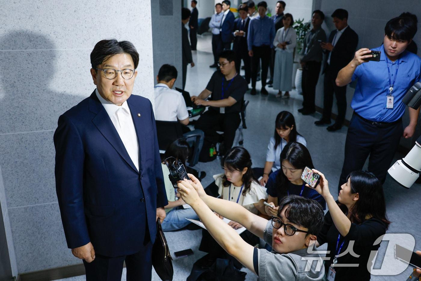 권성동 국민의힘 의원이 18일 서울 여의도 국회 의원회관 자신의 의원실 앞에서 김건희 특검의 &#39;건진법사-통일교 의혹&#39; 압수수색 관련 입장을 밝히고 있다. 2025.7.18/뉴스1 ⓒ News1 안은나 기자