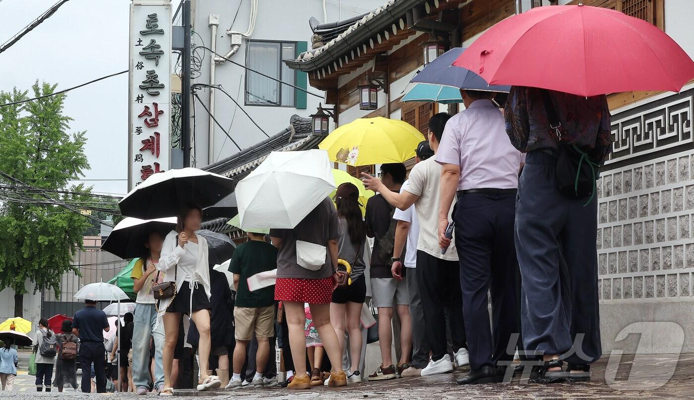 초복을 이틀 앞둔 18일 서울 종로구의 한 삼계탕 전문점을 찾은 시민들이 줄을 지어 입장 순서를 기다리고 있다. 2024.7.18/뉴스1 ⓒ News1 김진환 기자