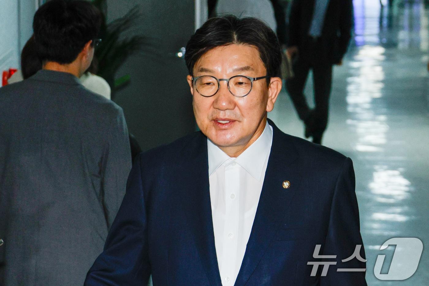 권성동 국민의힘 의원이 18일 서울 여의도 국회 의원회관에서 김건희 특검의 '건진법사-통일교 의혹' 압수수색 관련 입장을 밝히기 위해 의원실로 향하고 있다. 2025.7.18/뉴스1 ⓒ News1 안은나 기자