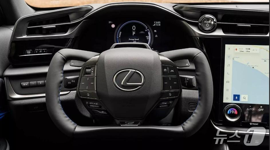 본문 이미지 -  렉서스 RZ의 요크 스티어링.(렉서스 홈페이지)