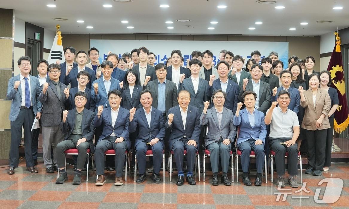 본문 이미지 - 18일 열린 부산상공회의소 136주년 기념식에서 상의 임직원들이 기념사진을 찍고 있다.(부산상의 제공. 재판매 및 DB 금지)