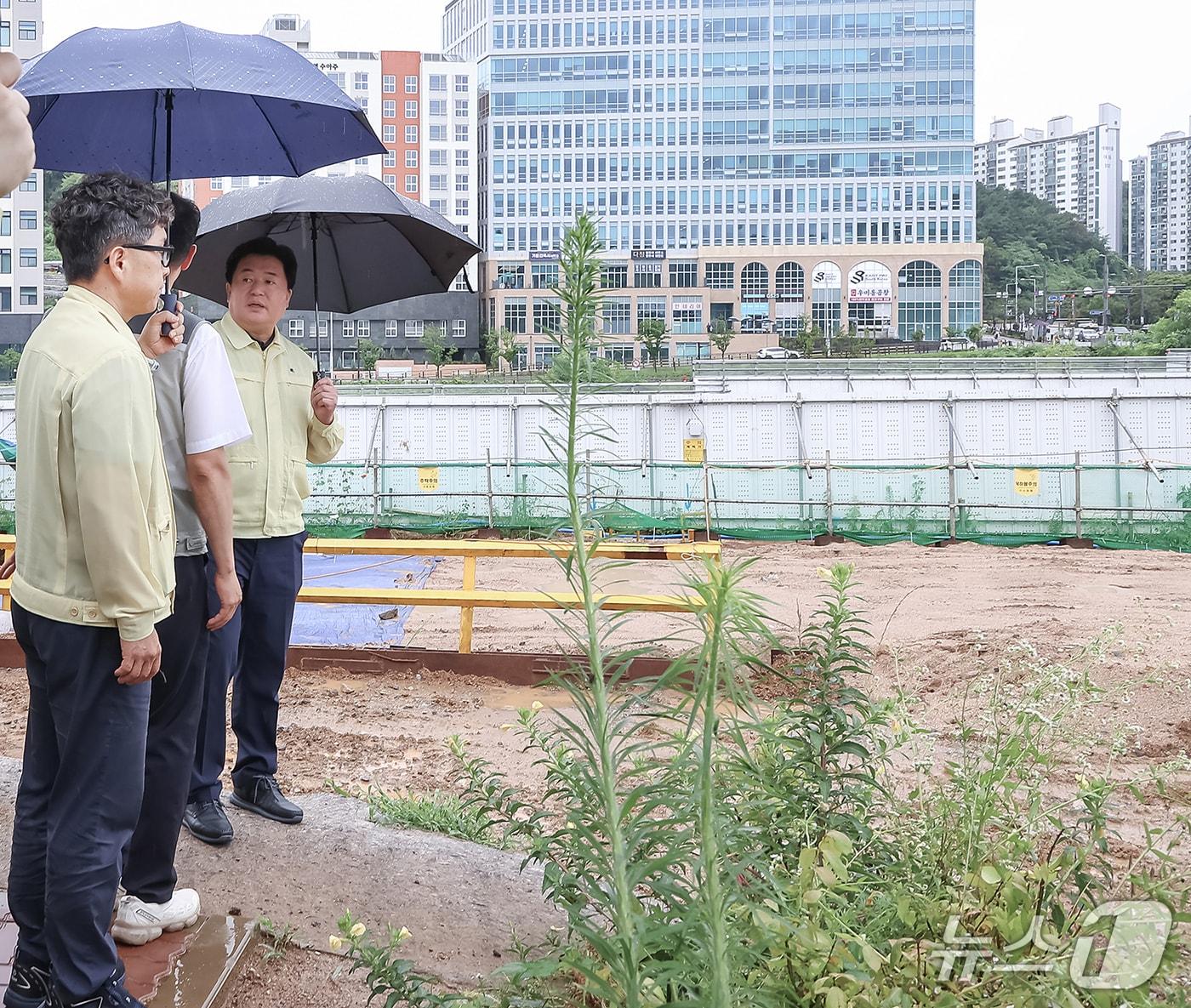 본문 이미지 - 임병택 시흥시장(맨 뒤)이 월교~판교 복선전철 제3공구 현장을 점검하고 있다.(시흥시 제공)