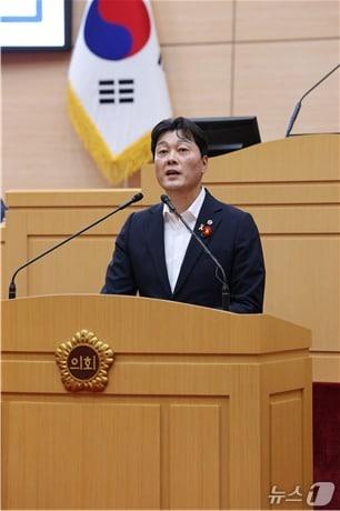 본문 이미지 - 전남도의회 서동욱 의원이 도의회 임시회에서 질의하고 있다. (전남도의회 제공, 재판매 및 DB 금지)/뉴스1