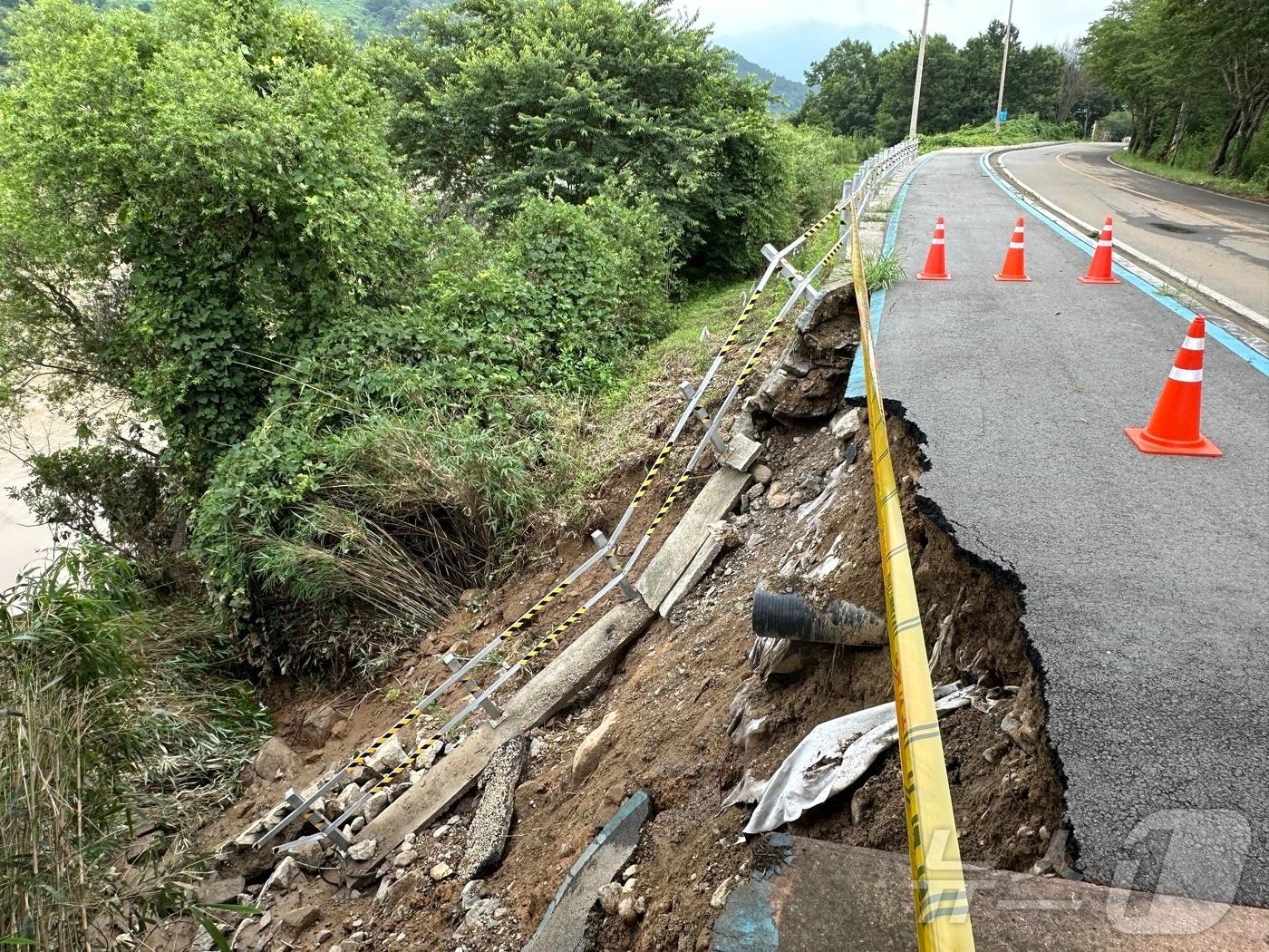 본문 이미지 - 18일 오전 전남 광양시 다압면 한 도로가 전날 내린 폭우로 유실돼 관련 당국이 교통 통제를 하고 있다.(독자 제공. 재판매 및 DB 금지) 2025.7.18/뉴스1 ⓒ News1 김동수 기자