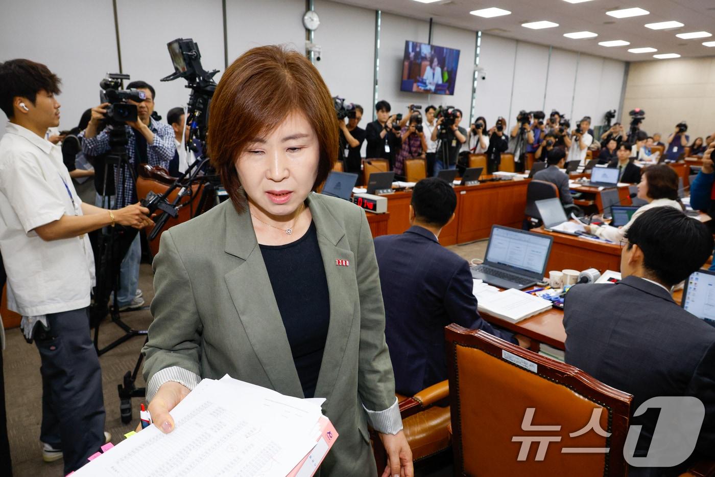 18일 오전 서울 여의도 국회 보건복지위원회에서 열린 정은경 보건복지부 장관 후보자 인사청문회에서 김미애 간사를 비롯한 국민의힘 의원들이 자료 제출을 요구하며 퇴장하고 있다. 2025.7.18/뉴스1 ⓒ News1 안은나 기자