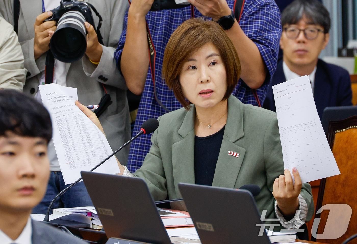 김미애 국민의힘 간사가 18일 오전 서울 여의도 국회 보건복지위원회에서 열린 정은경 보건복지부 장관 후보자 인사청문회에서 후보자 배우자의 에프티이엔이 주식 매매 현황 자료를 들고 의사진행 발언을 하고 있다. 2025.7.18/뉴스1 ⓒ News1 안은나 기자