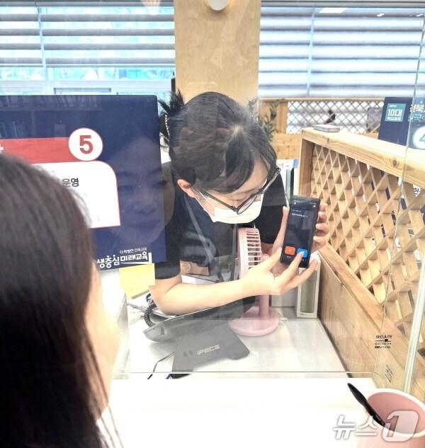 본문 이미지 - 전북교육청이 다문화가정 학생과 외국인 민원인들을 위해 고객지원실에 인공지능 통번역기를 비치했다.(전북교육청 제공, 재판매 및 DB 금지)/뉴스1