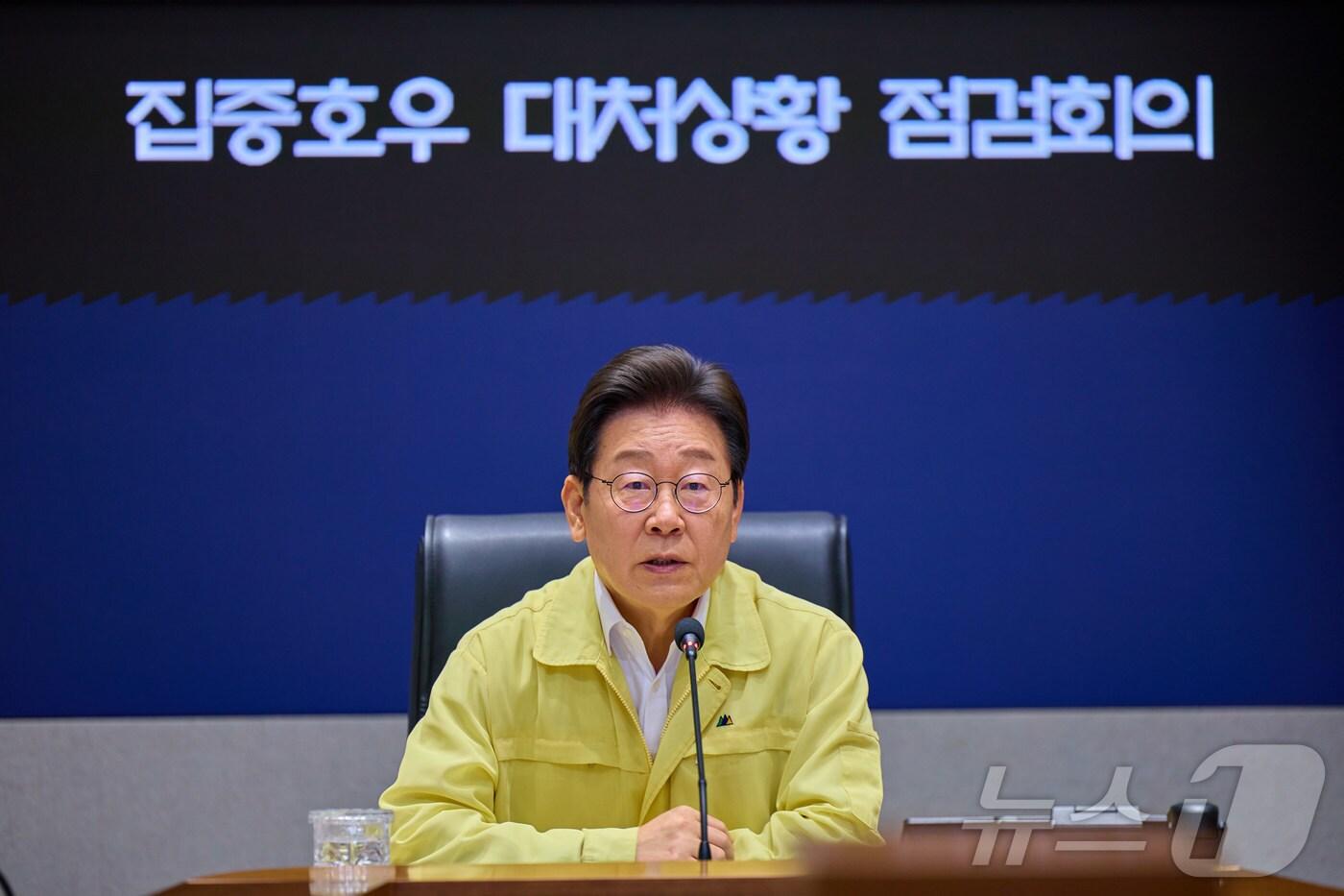이재명 대통령이 18일 서울 종로구 정부서울청사 중앙재난안전상황실 서울상황센터에서 열린 집중호우 대처상황 점검회의에서 발언하고 있다. (대통령실 제공. 재판매 및 DB금지) 2025.7.18/뉴스1 ⓒ News1 이재명 기자