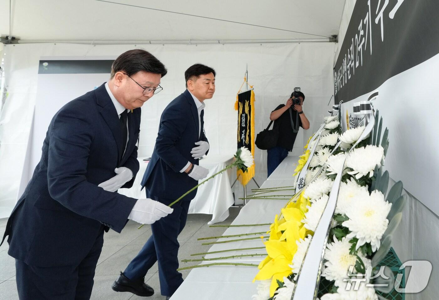 18일 문승우 전북도의장(왼쪽)과 김관영 지사가 채 상병 2주기름 맞아 분양소에서 헌화를 하고 있다.(의회제공. 재판매 및 DB금지)2025.7.18/뉴스1