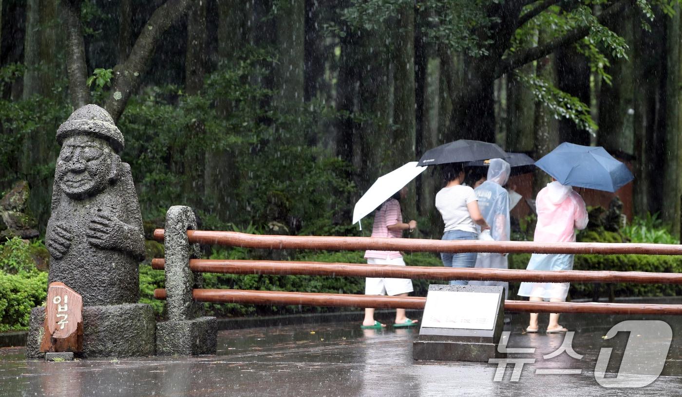 본문 이미지 - 제주도 산지·북부 중산간에 호우특보가 내려진 18일 오후 제주시 봉개동 절물자연휴양림에 많은 비가 내려 탐방객이 급히 발걸음을 옮기고 있다. 2025.7.18 ⓒ 뉴스1 오현지 기자