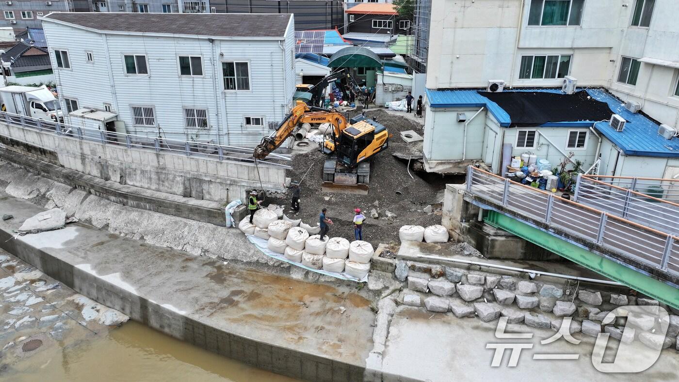 18일 광주 북구 신안동 도보다리 주변부가 전날 내린 기록적인 폭우로 무너져 내려 복구작업이 진행중이다. 기상청은 19일까지 이틀 동안 광주·전남과 부산·울산·경남에 최대 300㎜ 이상의 많은 비가 더 내릴 것으로 내다봤다. 2025.7.18/뉴스1 ⓒ News1 구윤성 기자