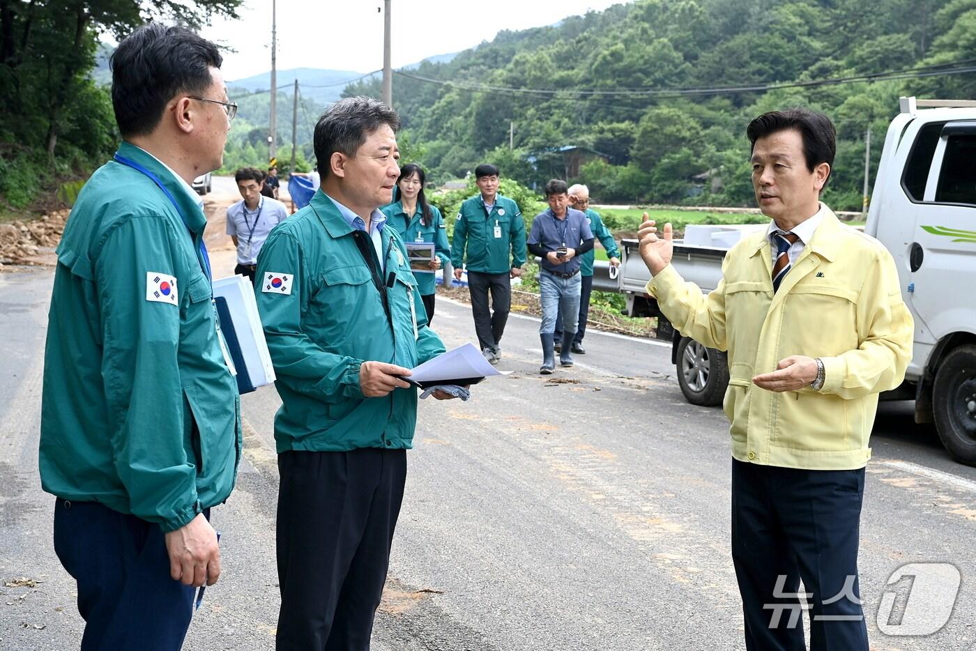 조규일 진주시장이 18일 수해 피해를 입은 명석면 일원을 점검하고 있다&#40;진주시 제공. 재판맴 및 DB금지&#41;.