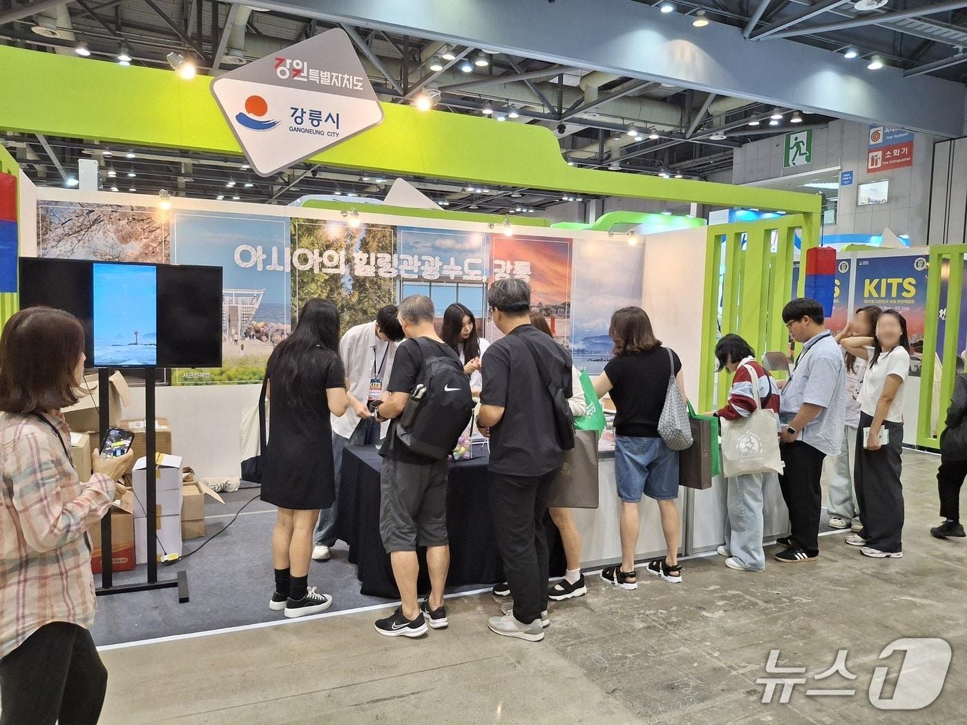 본문 이미지 - 18~21일 일산 킨텍스에서 열리는 국제관광박람회 참가한 강원 강릉시 관광 홍보 부스.&#40;강릉시 제공, 재판매 및 DB 금지&#41; 2025.7.18/뉴스1
