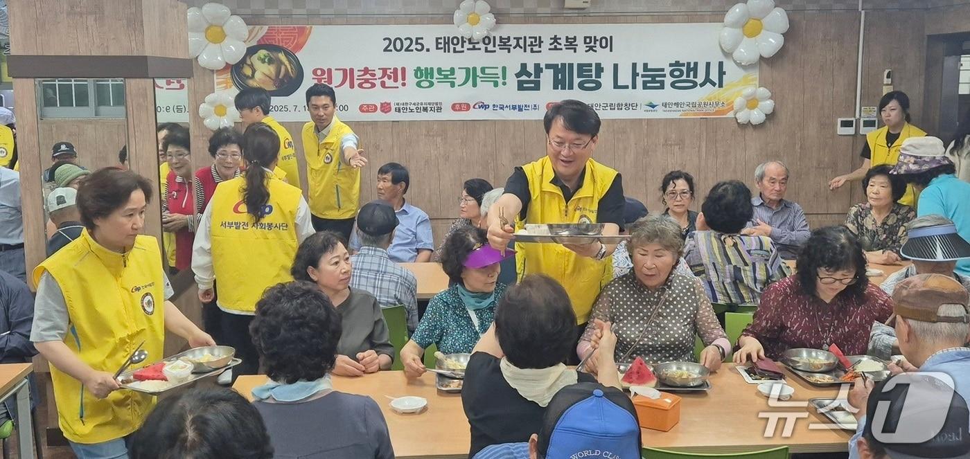 서부발전 임직원이 배식 봉사에 참여하는 모습(서부발전 제공. 재판매 및 DB금지)2025.7.18/뉴스1