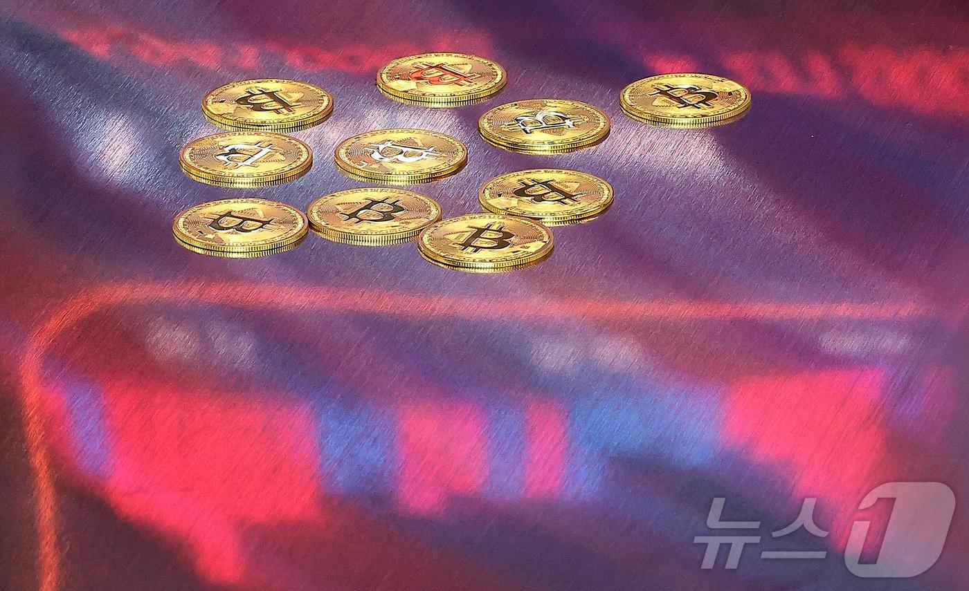 본문 이미지 -  서울 강남구 서초구 빗썸라운지 강남본점에서 비트코인 모형이 놓인 바닥에 코인 시세 그래프가 비치는 모습. 2025.7.18/뉴스1 ⓒ News1 김진환 기자