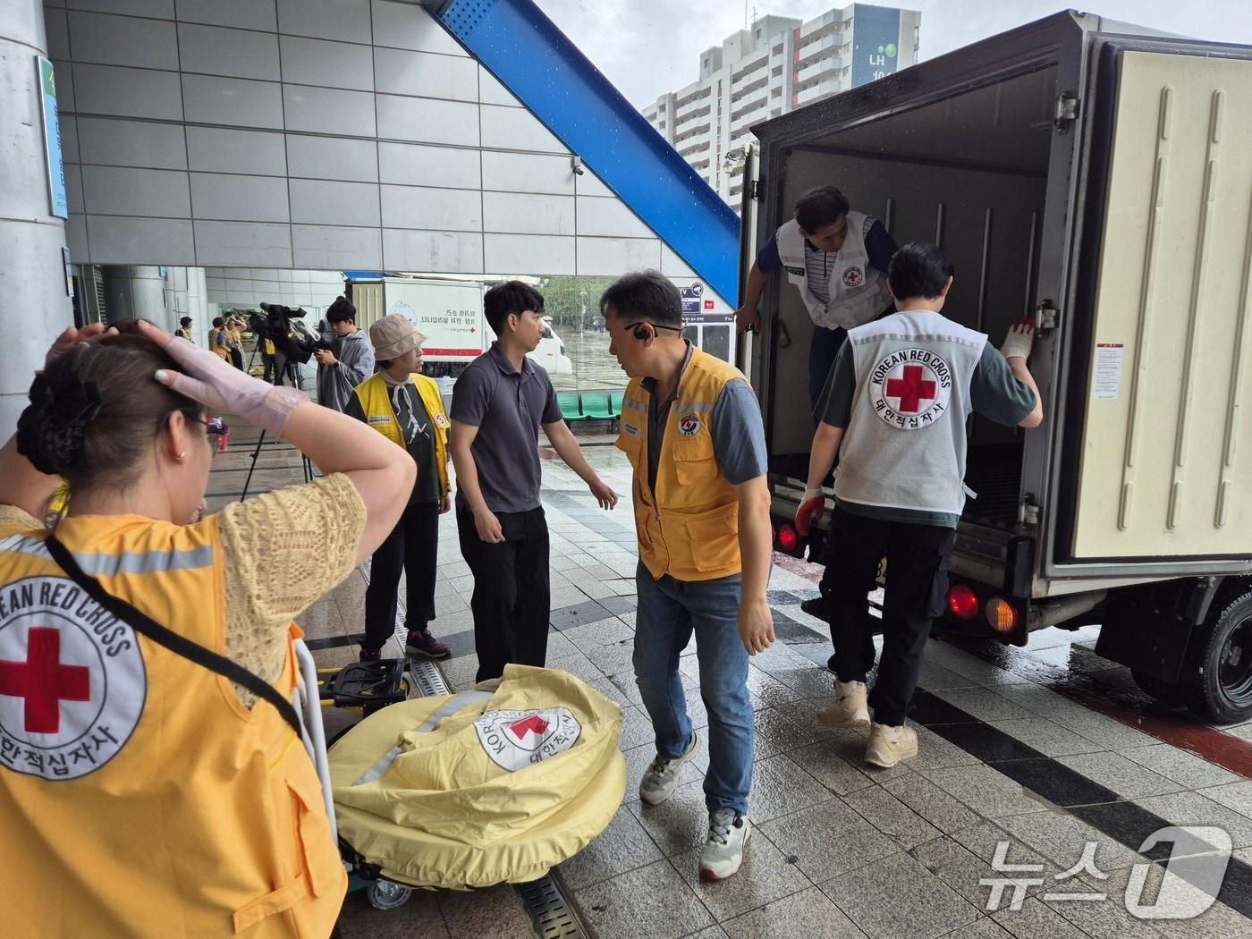 본문 이미지 - 대한적십자사 경기도지사가 '광명 아파트 화재' 사고로 피해입은 이재민을 위해 다양한 지원을 제공하고 있다.(대한적십자사 경기도지사 제공)