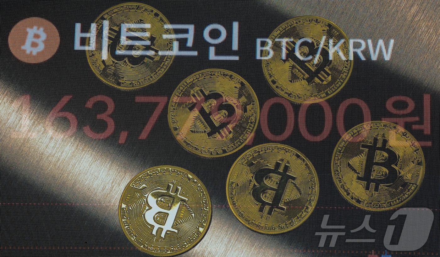 18일 오후 서울 강남구 서초구 빗썸라운지 강남본점 전광판에 비트코인 거래 가격이 표시되고 있다.   2025.7.18/뉴스1 ⓒ News1 김진환 기자