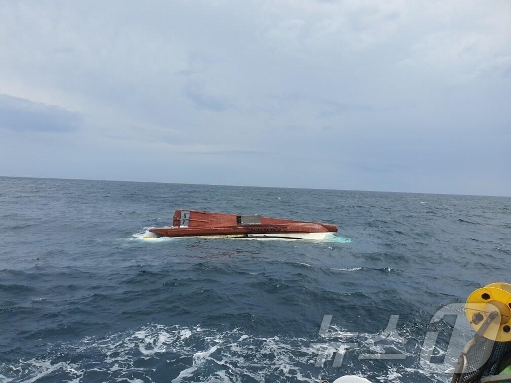 본문 이미지 - 18일 오후 1시 46분쯤 전남 여수시 남면 연도리 간여암 인근 해상에서 연안복합 어선 A 호가 전복돼 있다.(여수해경 제공. 재판매 및 DB 금지)