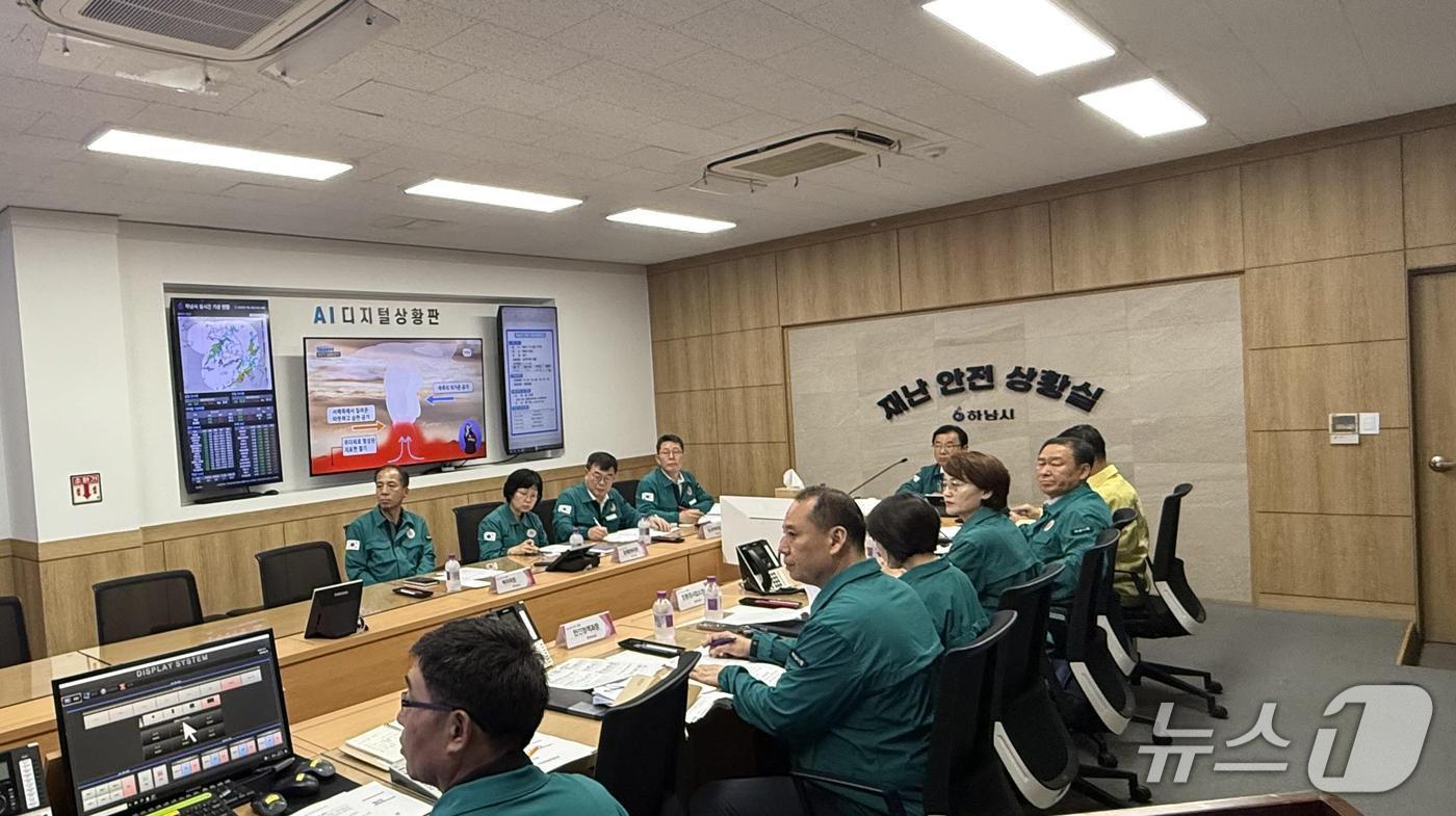  이현재 경기 하남시장이 18일 긴급 호우 대책회의를 열고 산사태 등 2차 피해 예방을 위한 안전관리 강화를 지시하고 있다.&#40;하남시 제공. 재판매 및 DB 금지&#41;/뉴스1