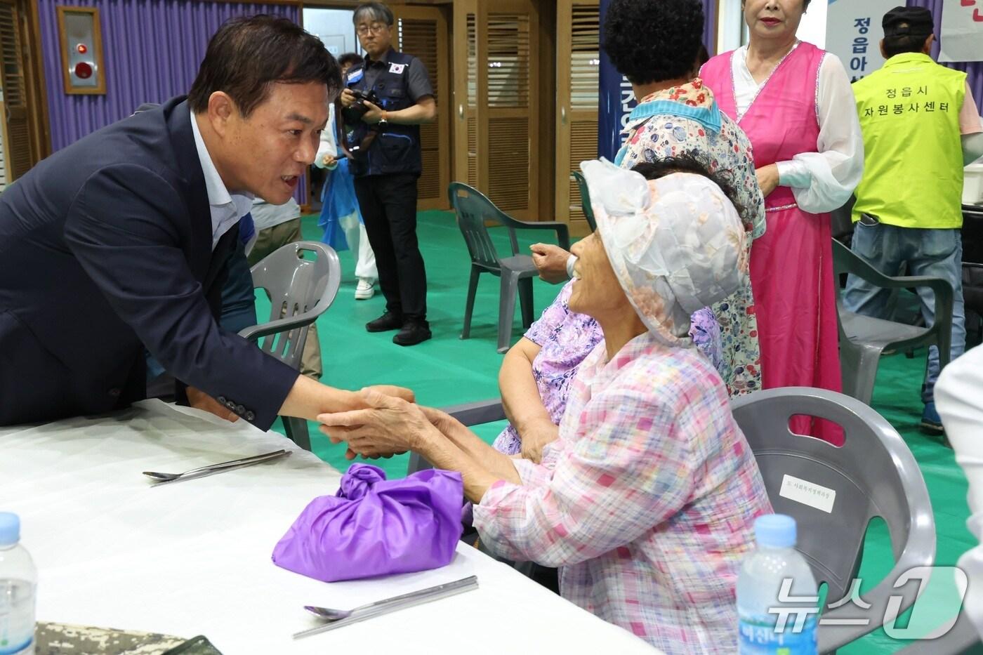 18일 전북 정읍시 감곡문화체육센터에서 &#39;전북, 정읍시 착한 한끼 나눔&#39; 행사가 열린 가운데 이학수 시장이 한 어르신과 인사를 나누고 있다.&#40;정읍시 제공. 재판매 및 DB금지&#41;/뉴스1  