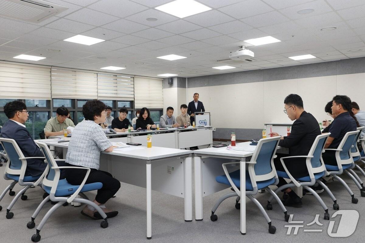 본문 이미지 -  경기 가평군이 민생회복 소비쿠폰 1차 지급을 앞두고 읍면 행정복지센터 담당자들을 대상으로 관련 교육을 실시하고 있다.&#40;가평군 제공. 재판매 및 DB 금지&#41;/뉴스1