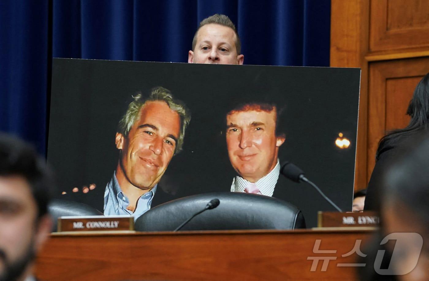 지난 2024년 1월 10일 미국 민주당 소속의 제러드 모스코위츠 하원의원이 하원 감독위원회 청문회에서 도널드 트럼프 미국 대통령과 억만장자 성범죄자였던 제프리 엡스타인이 함께 찍은 사진을 들고 있다. 2024.01.10 ⓒ 로이터=뉴스1