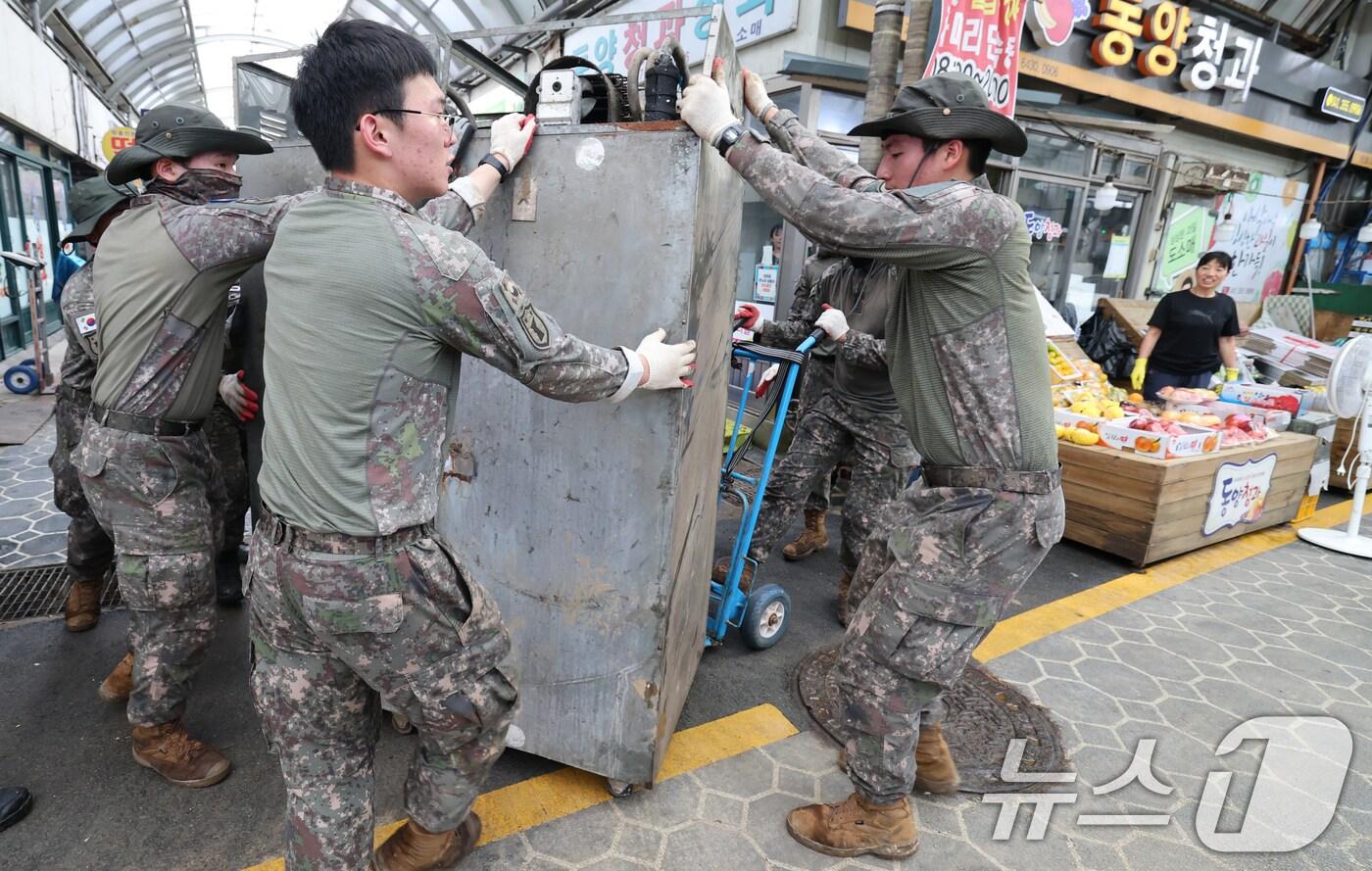 육군 32사단 장병들이 18일 집중호우로 침수된 충남 당진시장에서 복구작업을 하고 있다. 2025.7.18/뉴스1 ⓒ News1 김기태 기자