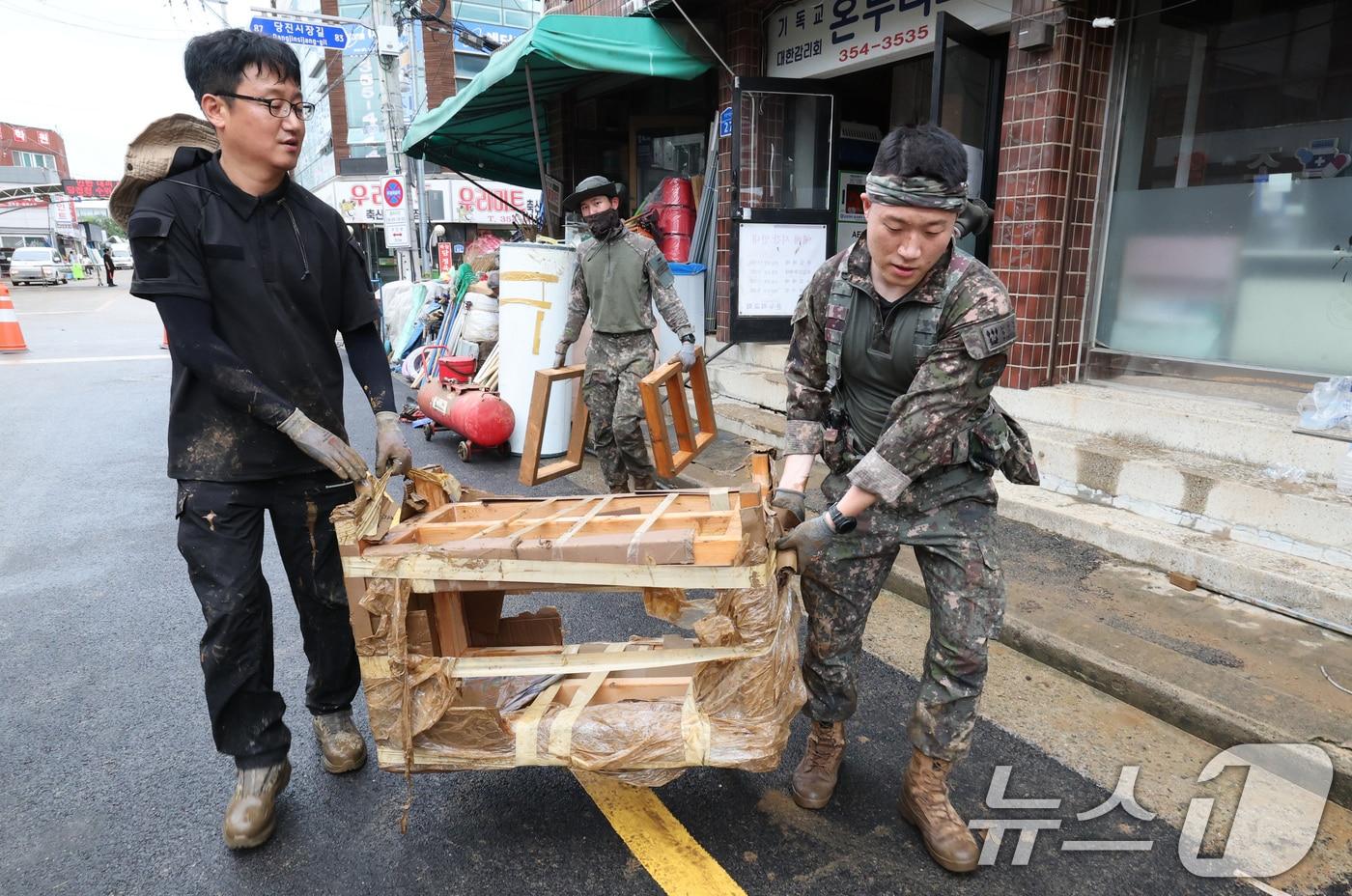 무더운 날씨에 육군 32사단 장병들이 집중호우 피해지역에서 복구작업을 하고 있다. /뉴스1 ⓒ News1 김기태 기자