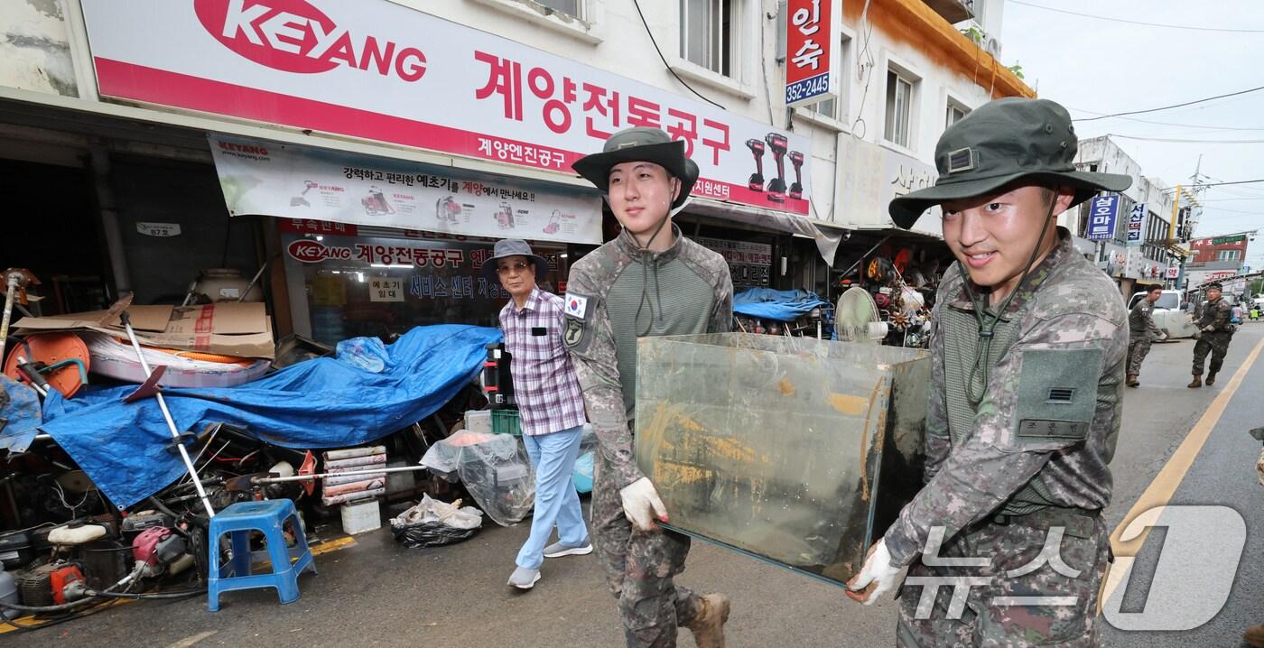 20일 대전·충남엔 늦은 오후부터 저녁 사이 내륙에 소나기가 내리는 곳이 있을 것으로 예보됐다. 육군 32사단 장병들이 집중호우로 침수된 충남 당진시장에서 복구작업을 하고 있다. /뉴스1 ⓒ News1 김기태 기자
