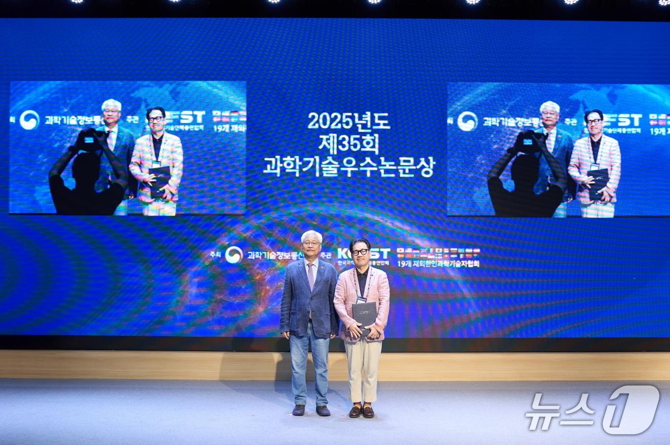 본문 이미지 - 한국과총 '2025년 제35회 과학기술우수논문상' 수상자로 선정된 성이용 동아대 건축학과 교수(오른쪽). (동아대 제공. 재판매 및 DB 금지)