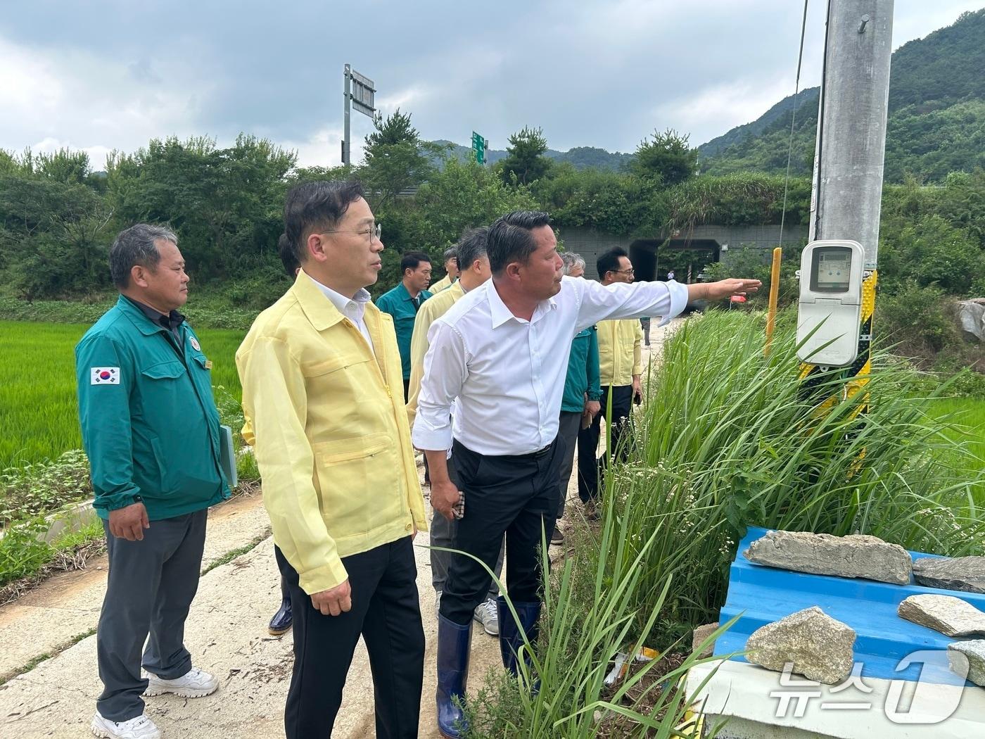 본문 이미지 - 18일 전북 순창군 폭우 피해 현장을 찾은 노홍석 전북도 행정부지사&#40;왼쪽&#41;가 최영일 군수로부터 현장 상황에 대한 설명을 듣고 있다.&#40;전북도 제공. 재판매 및 DB금지&#41;/뉴스1 